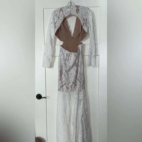 Elliatt Registry Gown in Ivory M - Picture 4 of 9